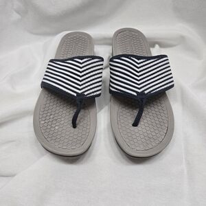 BareTraps Dasie Shimmer Slip On Thong Sandal Size 10M